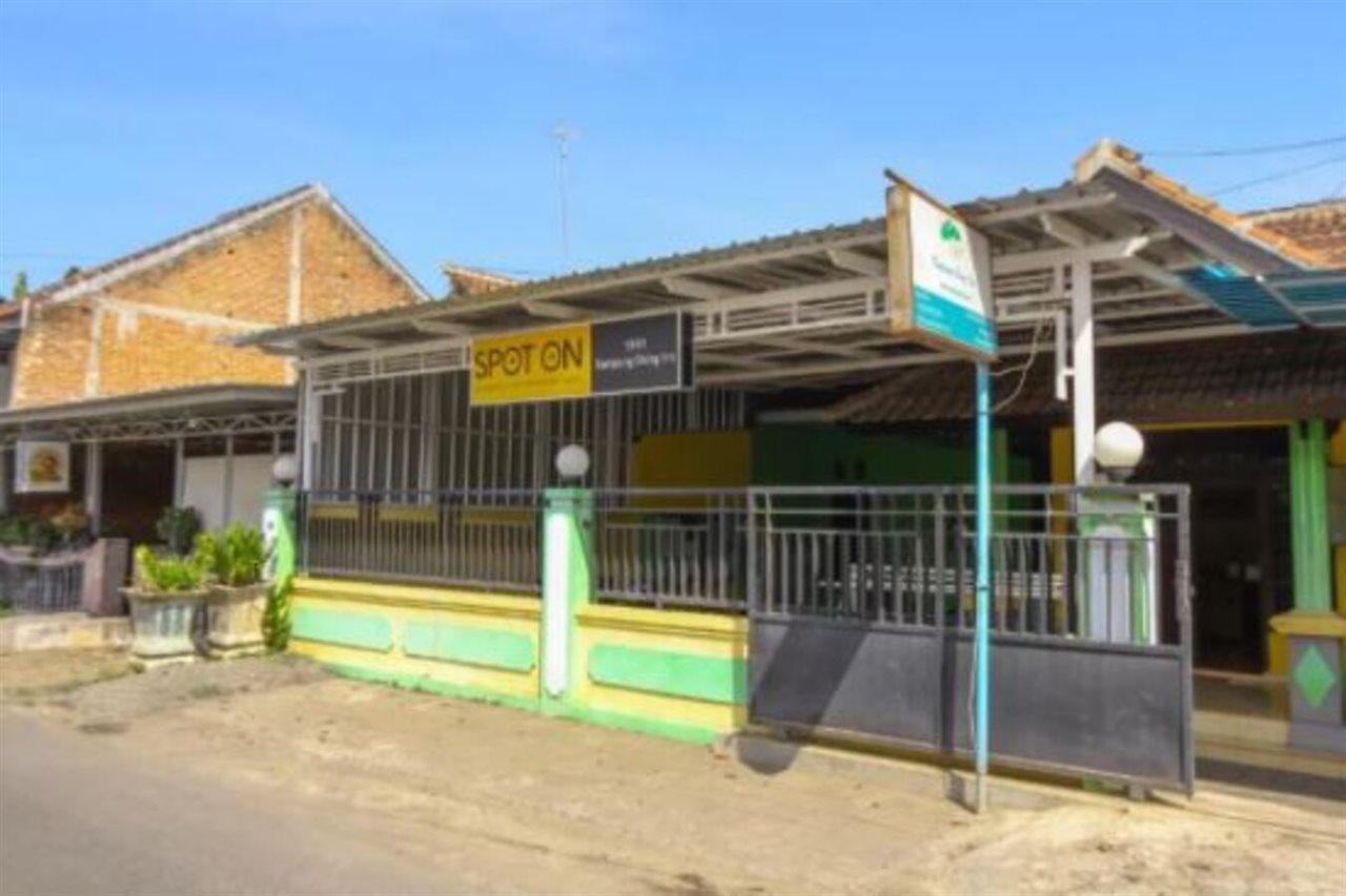 Spot On 1931 Kampung Osing Inn Баньюванги Экстерьер фото